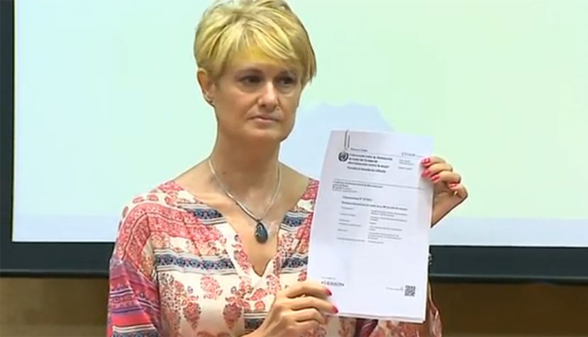 Ángela González, victima de la violencia machista, muestra el dictamen de la ONU sobre el asesinato de su hija a manos de su maltratador